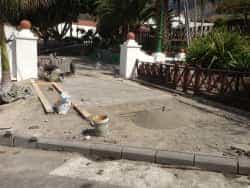 La plaza de Veneguera estrena parterres y un acceso acondicionado 