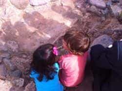 Los niños de la Escuela de Verano visitan el yacimiento arqueológico de Las Crucecitas LQ 010VisitaNyacArqCrucecitas