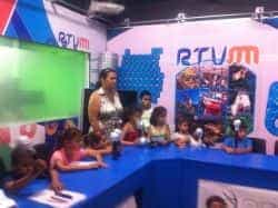 Los niños de la Escuela de Verano visitan RTV Mogán