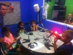 Los niños de la Escuela de Verano visitan RTV Mogán