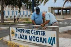 El Ayuntamiento de Mogán retira los soportes ilegales de publicidad de la vía pública