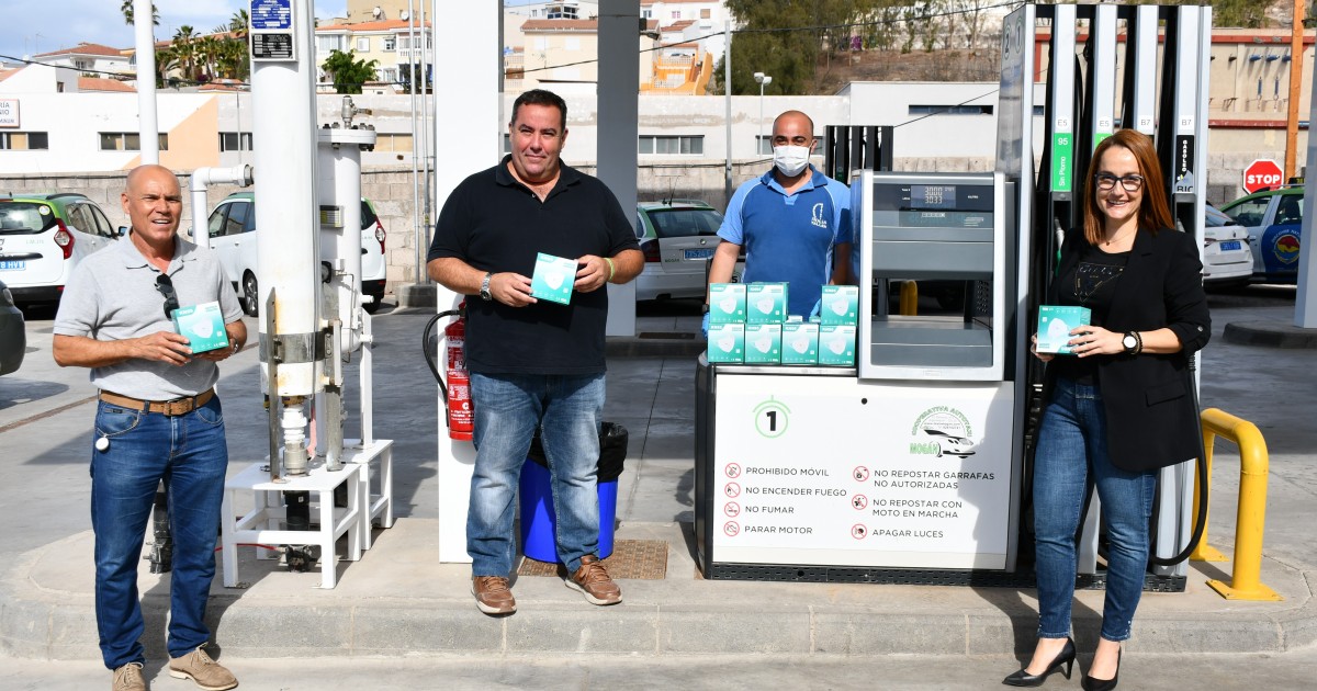 El Ayuntamiento de Mogán entrega mascarillas al sector del taxi del municipio