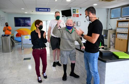 Mogán reconoce a Juan Hernández, usuario de 89 años que entrena en las instalaciones deportivas municipales cada día desde 2005