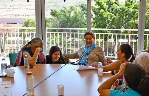 Los alumnos del IES Arguineguín aprenden y acompañan a los mayores de Mogán