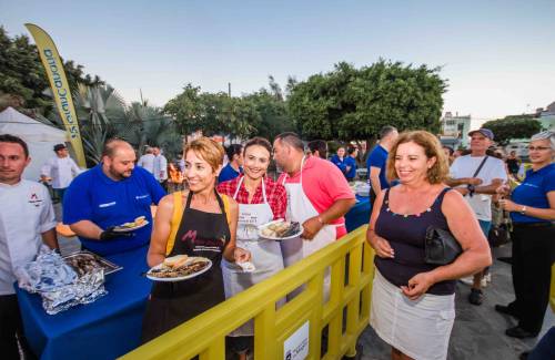 La III Feria del Atún y el Mar de Mogán se estrena sirviendo  1.000 kilos de caballas a la brasa