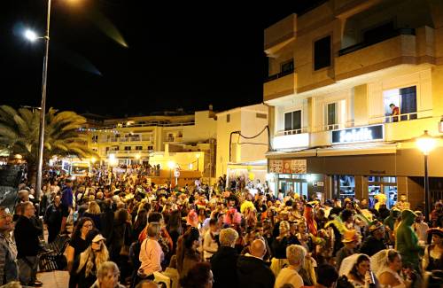 El Carnaval Costa Mogán 2019 vive con la Cabalgata su noche más multitudinaria