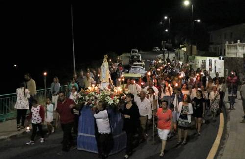 Las antorchas iluminan la procesión de la Virgen de Fátima en Veneguera