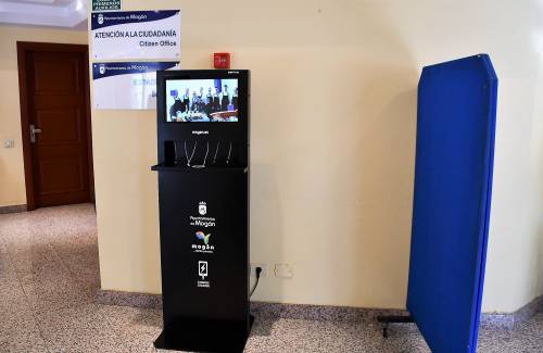 Mogán estrena tótems de carga para móviles en sus edificios municipales