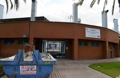 El Ayuntamiento de Mogán renueva los vestuarios del campo de lucha canaria de Arguineguín