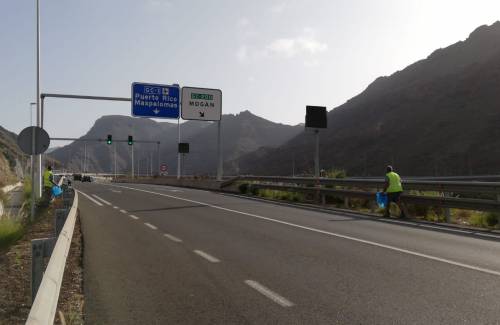 Trabajos de limpieza en las  cunetas de Mogán
