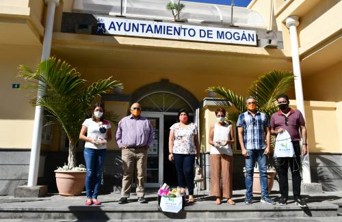 El Club Indostánico de Gran Canaria-Sur ofrece dulces tradicionales al Consistorio con motivo del Diwali