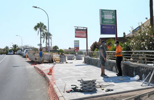 Mogán renueva el tramo inicial de acera  de la Francisco Navarro para evitar caídas