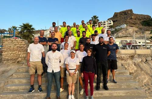 Onalia Bueno da la bienvenida  al nuevo personal de las playas