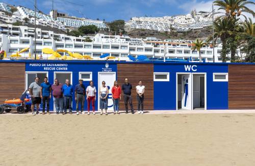 La playa de Puerto Rico estrena módulo  de aseos y salvamento, ducha y lavapiés