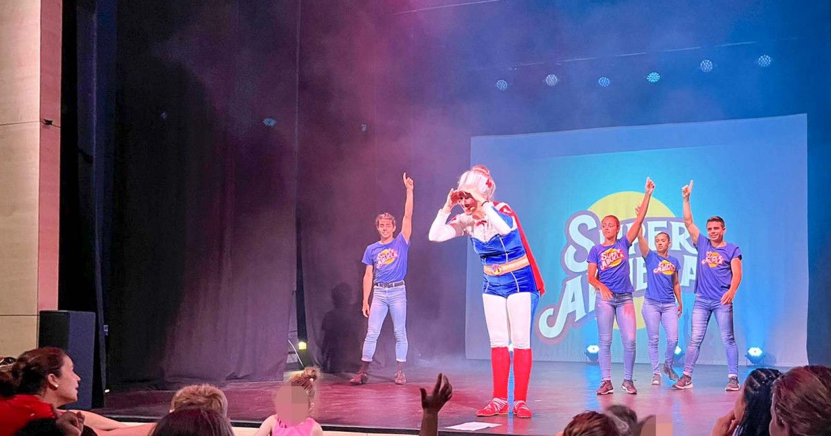 Mogán celebra el Día de la Familia disfrutando del concierto de SuperAbuela