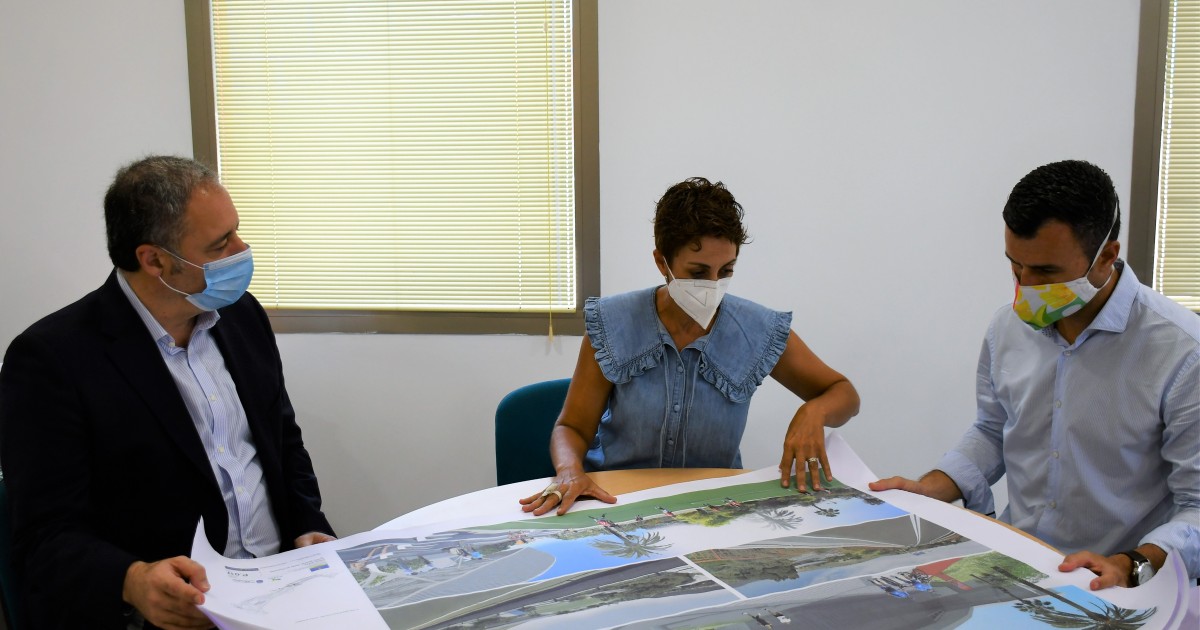 Mogán presenta el anteproyecto del futuro pabellón de Arguineguín al consejero  insular de Deportes