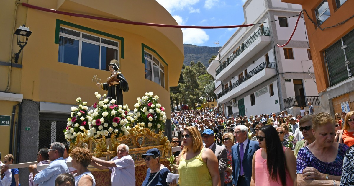 Un millar de vecinos y autoridades muestran su devoción a San Antonio El Chico en Mogán