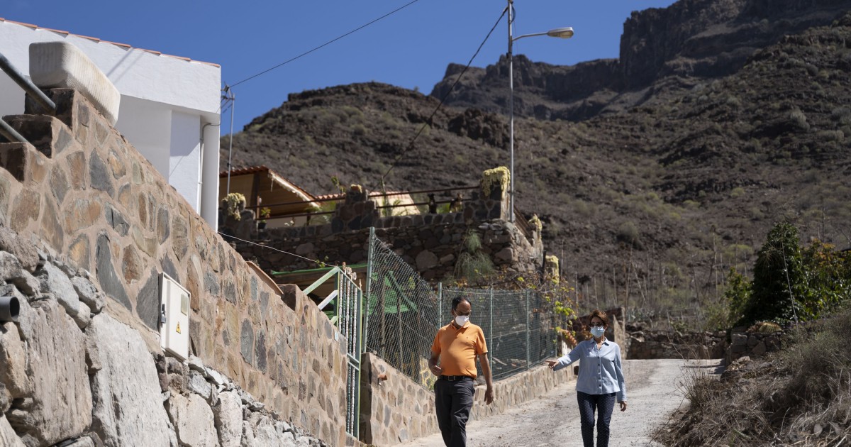 El Ayuntamiento conecta al saneamiento seis viviendas de Las Casillas