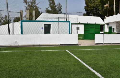 El Ayuntamiento finaliza las mejoras del campo de fútbol municipal de Arguineguín con la instalación de aseos modulares