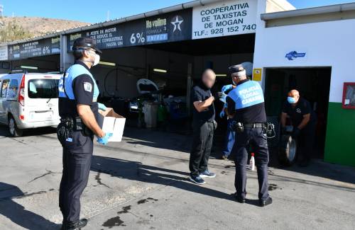 La Policía Local de Mogán reparte mascarillas por el municipio y a los usuarios de transporte público