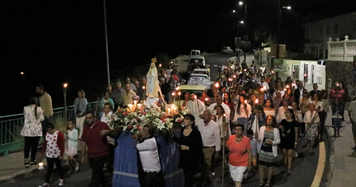 Las antorchas iluminan la procesión de la Virgen de Fátima en Veneguera