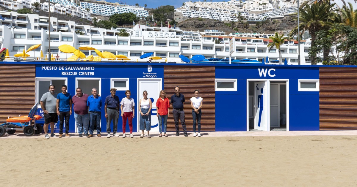 La playa de Puerto Rico estrena módulo  de aseos y salvamento, ducha y lavapiés