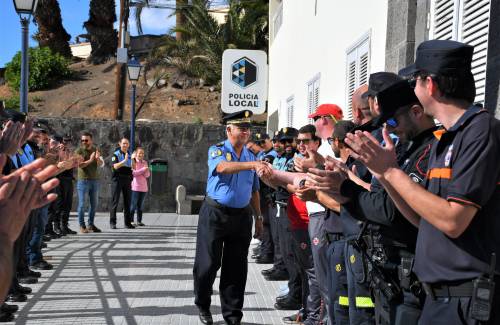 La Policía Local de Mogán amplía su horario y homenajea a un agente con 40 años de servicio al cuerpo