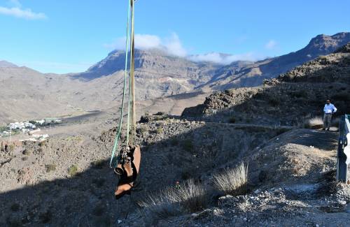 El Ayuntamiento de Mogán retira  vehículos abandonados en las zonas rurales