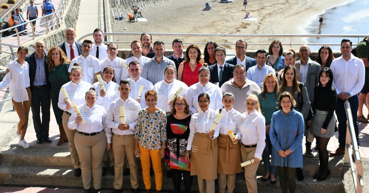 14 jóvenes finalizan el programa de formación en servicios de restaurante del Ayuntamiento de Mogán