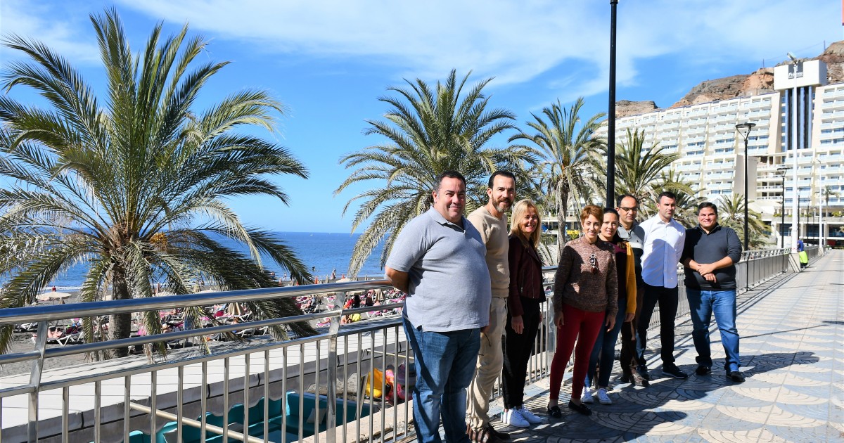 El Ayuntamiento renueva el alumbrado y la barandilla del paseo de la playa de Taurito