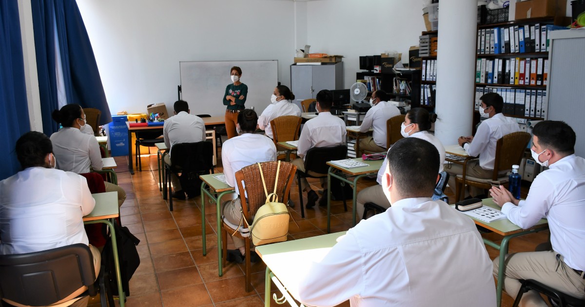 La alcaldesa de Mogán visita los  PFAE del municipio