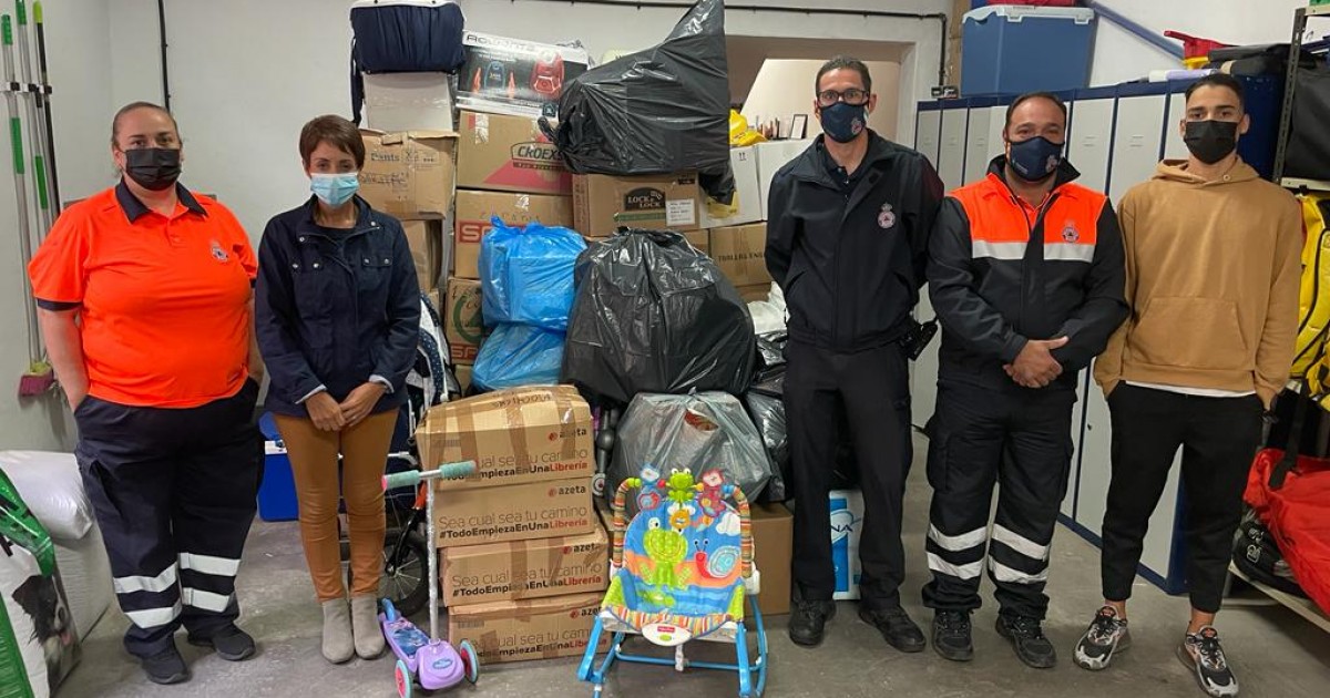 Voluntarios de Protección Civil de Mogán llevan a La Palma las donaciones del municipio a los damnificados por el volcán
