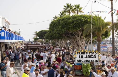 Jolgorio y solidaridad en la vuelta de la Romería-Ofrenda a la Virgen del Carmen en Arguineguín