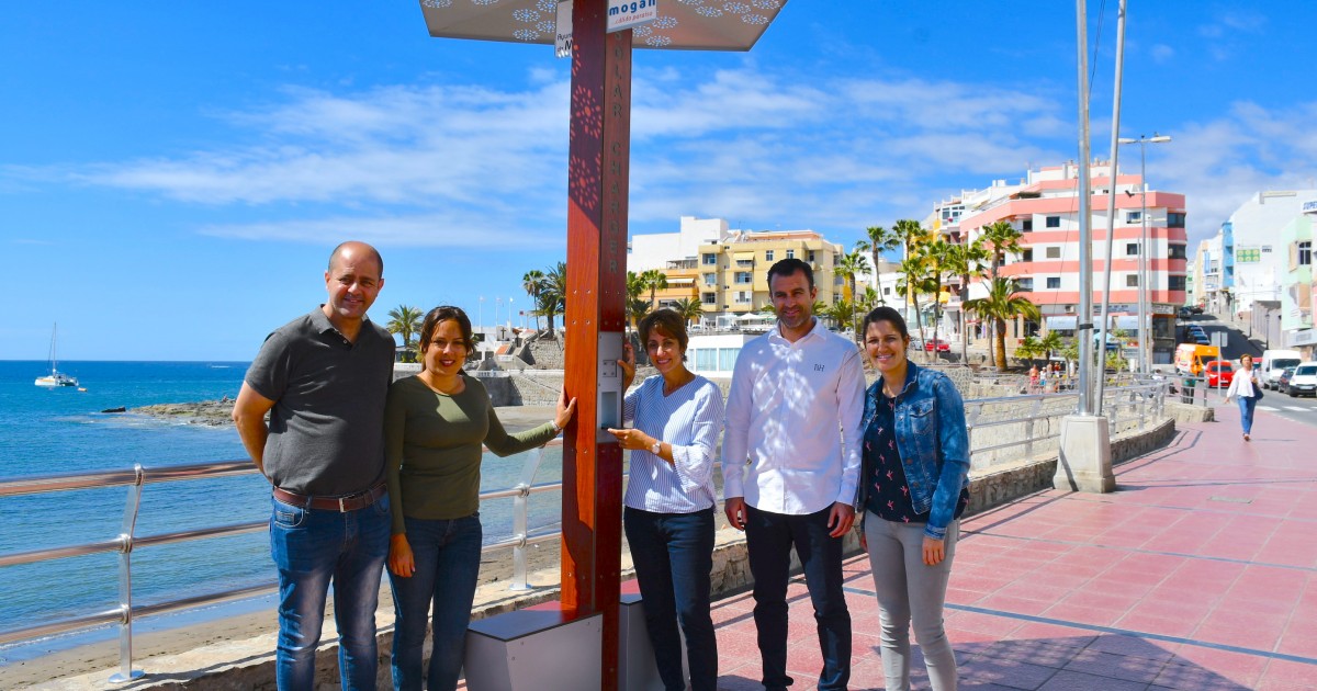 Mogán estrena estaciones de carga ecológica para smartphones