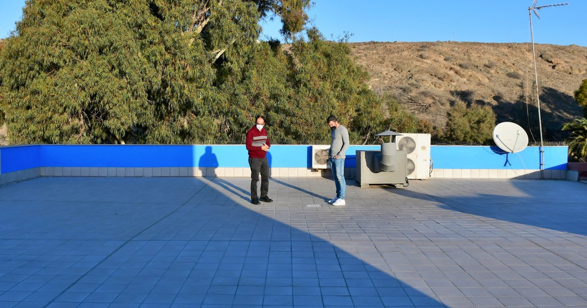 El Ayuntamiento repara la cubierta del Complejo Deportivo David Jiménez Silva