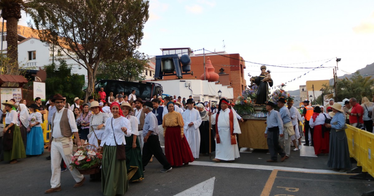 Alrededor de 4.000 personas participan en la Romería-Ofrenda de San Antonio El Chico