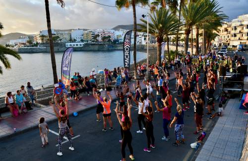Puesta de sol cargada de deporte en Arguineguín