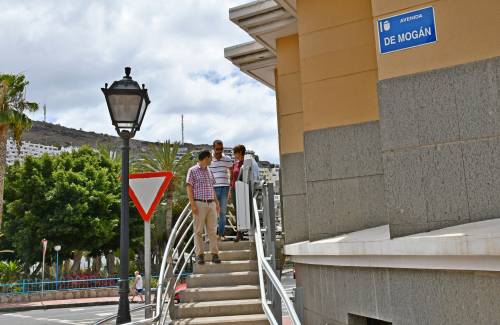 Puerto Rico estrena marquesina en una parada de taxis y una plataforma salvaescaleras en un edificio municipal