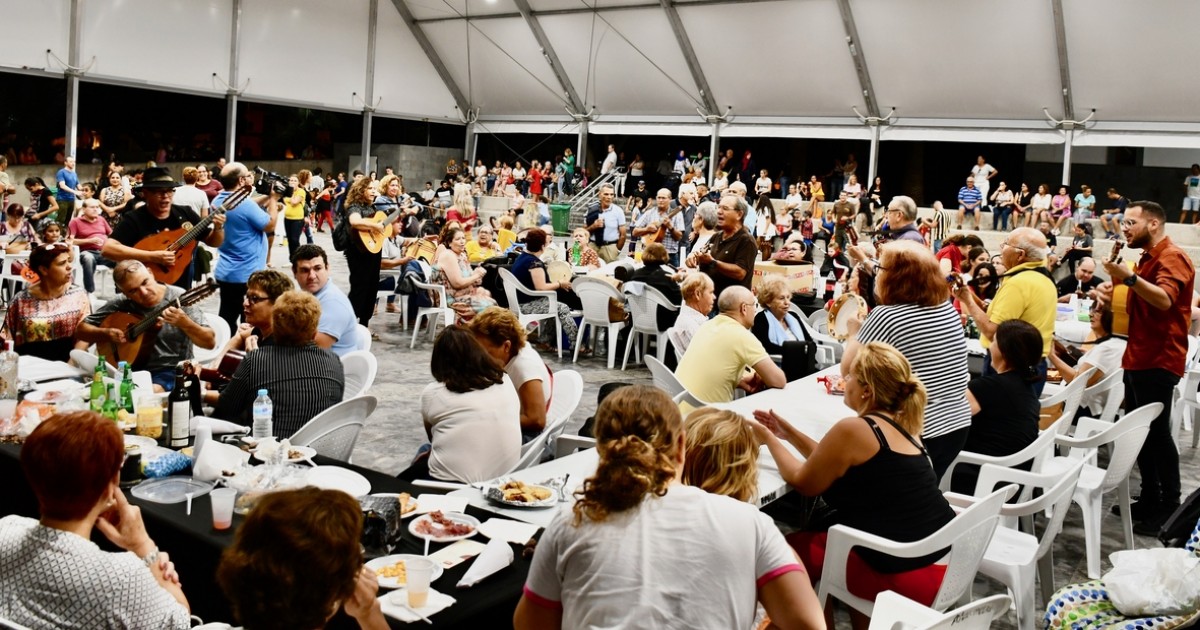Mogán celebra la Noche de Finaos con  200 kilos de castañas asadas, juegos tradicionales y parrandas