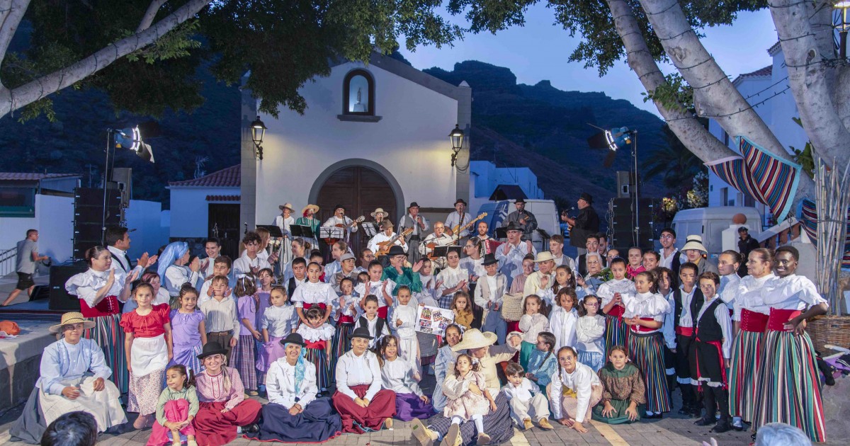 Los jóvenes abrazan el folclore canario en Veneguera