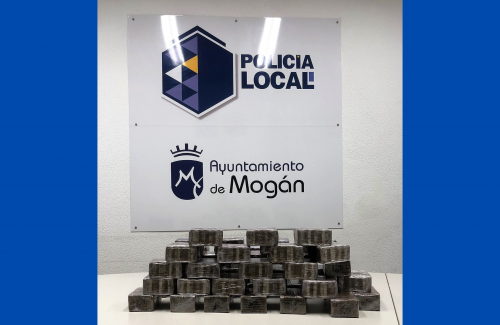 La Policía Local de Mogán retira un fardo de hachís de 30 kilos de la playa de Costa Alegre