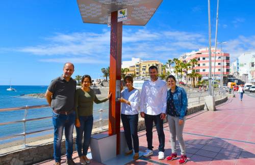 Mogán estrena estaciones de carga ecológica para smartphones