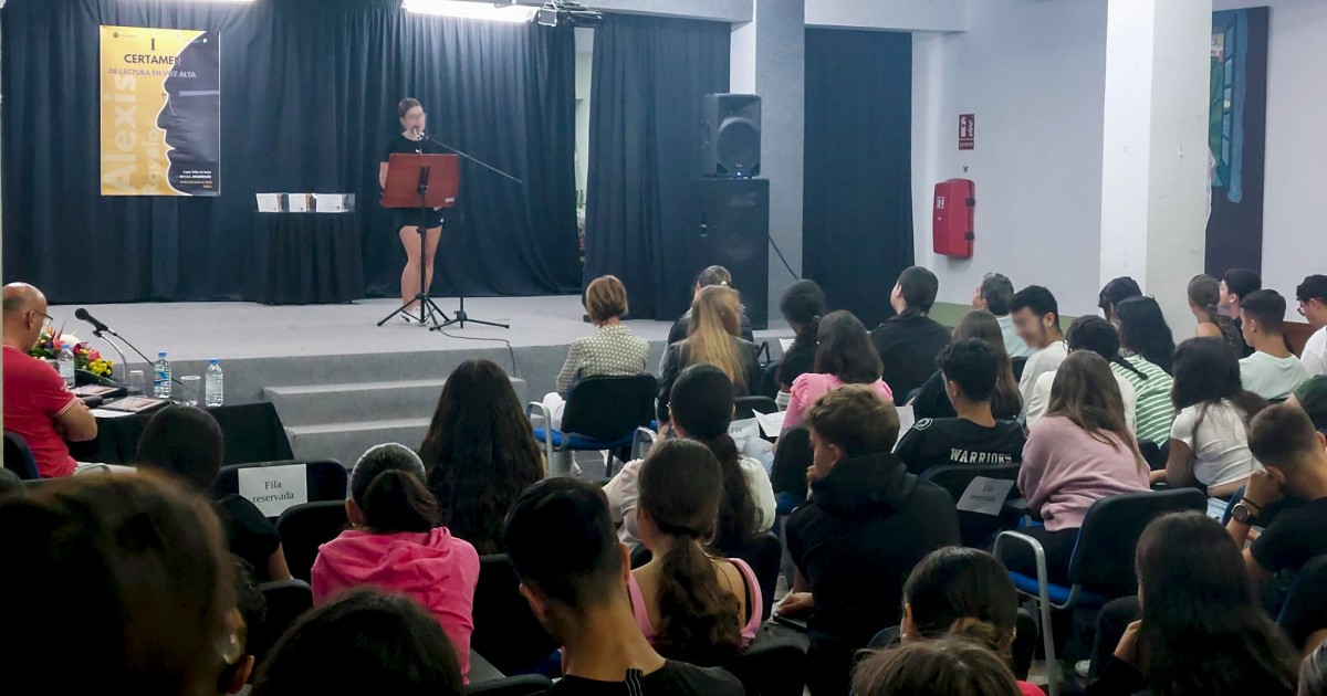 Alumnado del IES Arguineguín  recita a Alexis Ravelo