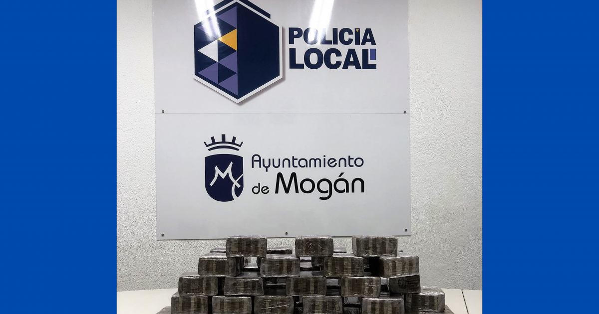 La Policía Local de Mogán retira un fardo de hachís de 30 kilos de la playa de Costa Alegre