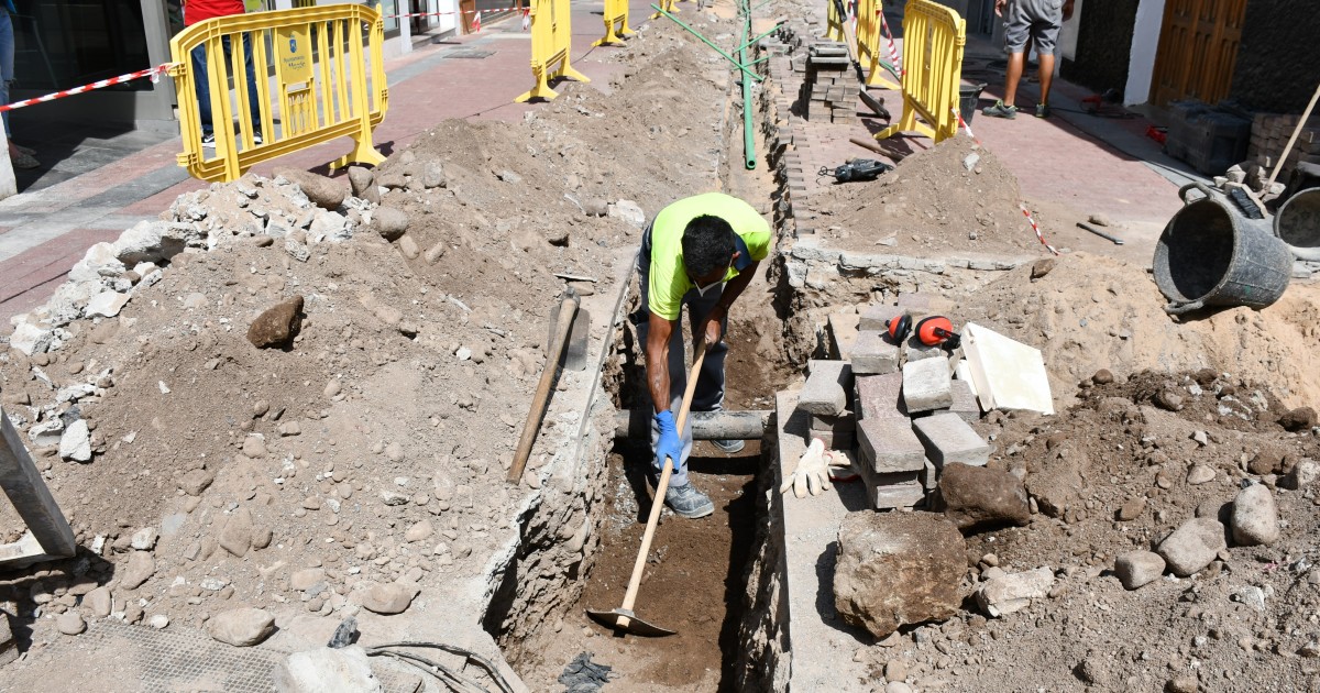 El Ayuntamiento aprovecha el parón de la actividad turística para renovar la red de abastecimiento de agua en Playa de Mogán