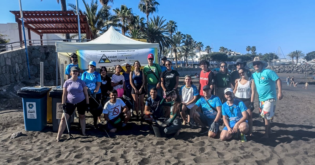 Jornada de limpieza y concienciación ambiental en la playa de Las Marañuelas