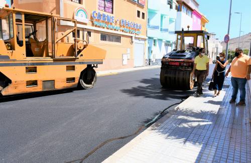 El Ayuntamiento asfalta en Arguineguín  la avenida Francisco Navarro Navarro  y calles aledañas