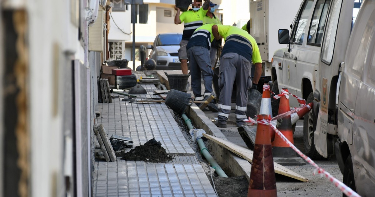 El Ayuntamiento renueva la red de abastecimiento de la calle San Antonio