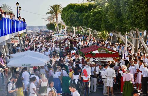 La Virgen del Carmen congrega más de 8.000 personas en su romería-ofrenda de Arguineguín