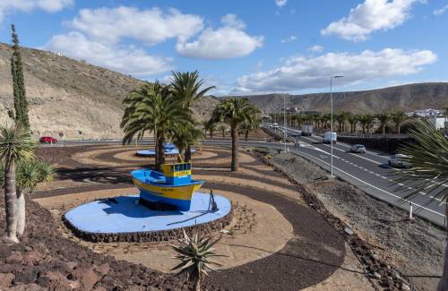 La entrada a Arguineguín suma atractivo con la intervención en jardines y el nuevo alumbrado